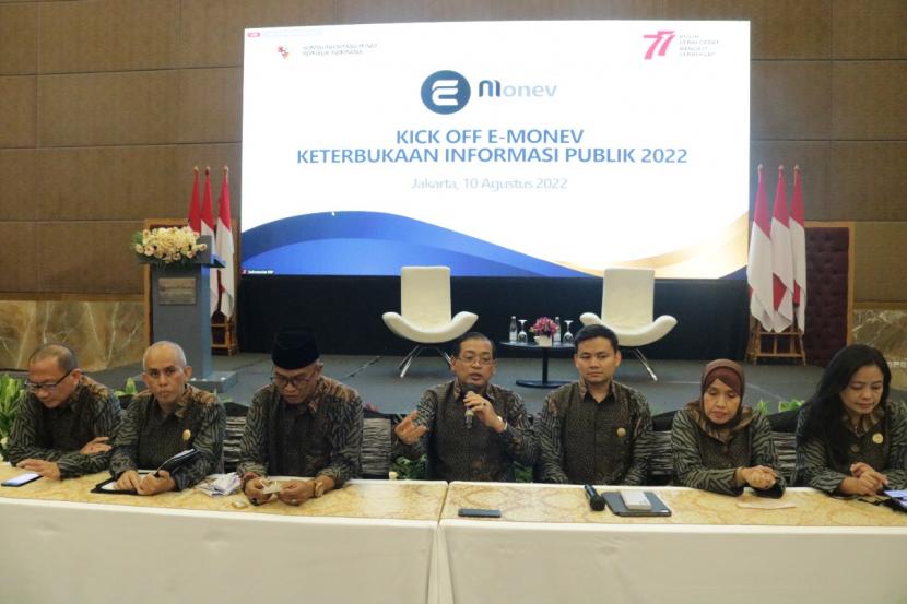 ki-ka) Gede Narayana, Syawaludin, Handoko Agung Saputro, Donny Yoesgiantoro (Ketua KI Pusat), Arya Sandhiyudha (Wakil Ketua), Samrotunnajah Ismail, dan Rospita Vici Paulyn dalam kegiatan kick-off E-Monev 2022.