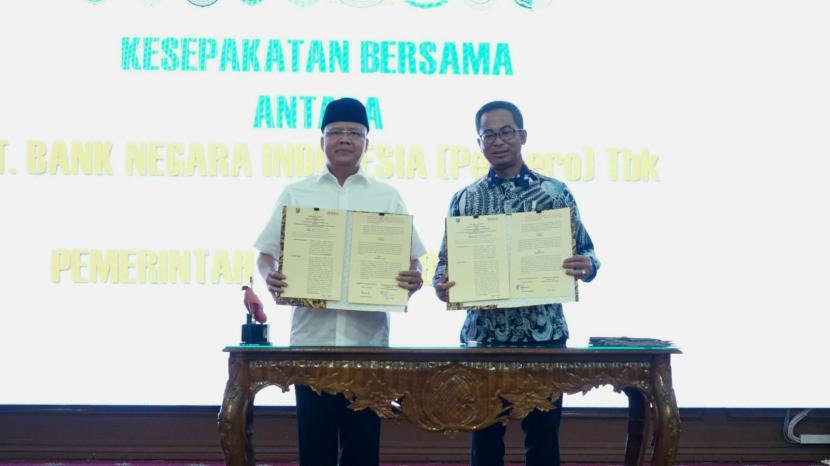(Ki-ka) Gubernur Provinsi Bengkulu Rohidin Mersyah dan Direktur Layanan dan Jaringan BNI Ronny Venir dalam Penandatanganan Kesepakatan Bersama Implementasi Smart Province di Bengkulu, Rabu (24/08/2022).