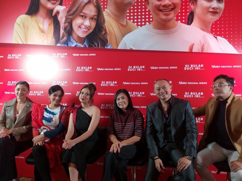 Jenny Chang, Titi Kamal, Rebecca Klopper, sutradara Dinna Jasanti, Verdi Solaiman dan Dennis Adishwara saat diwawancarai tentang original series Vidio 