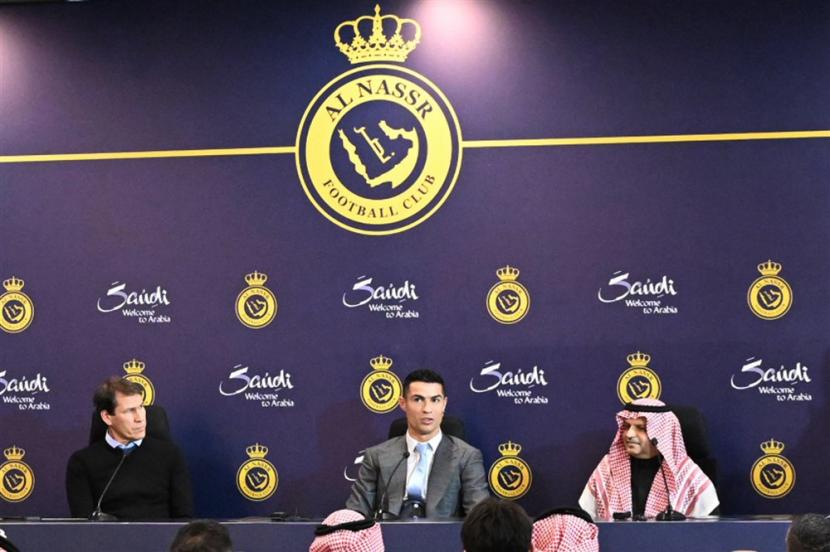  (Ki-ka) Pelatih kepala Al-Nassr Rudi Garcia, pemain sepak bola Portugal Cristiano Ronaldo, dan Presiden Al-Nassr Musalli Al-Muammar, menghadiri konferensi pers di stadion Mrool Park, di Riyadh, Arab Saudi, Selasa (3/1/2023).