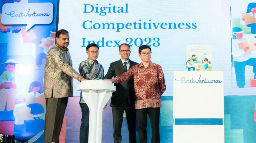 (Ki-ka) Radju Munusamy (Partner & NextLevel Leader PwC Indonesia), Edi Pambudi (Deputi Bid. Koordinasi Kerjasama Ekonomi Internasional, Kemenko Perekonomian) Metta Dharmasaputra (Co-Founder & CEO Katadata), dan Willson Cuaca (Co-Founder & Managing Partner East Ventures) pada peluncuran East Ventures - Digital Competitiveness Index 2023 di Jakarta, Rabu(5/4/2023). 