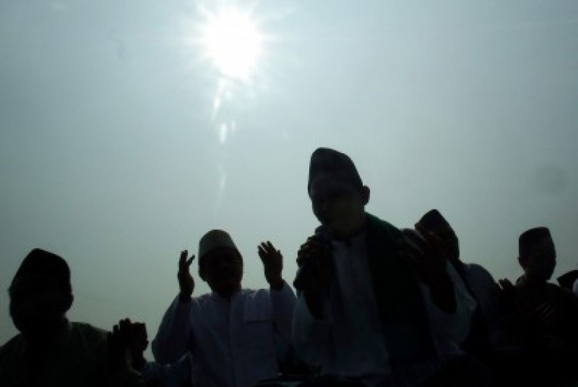 Kiai dan santri Ponpes Bahrul Ulum berdoa usai sujud syukur di Tambakberas, Jombang, Jawa Timur, Kamis (22/10)