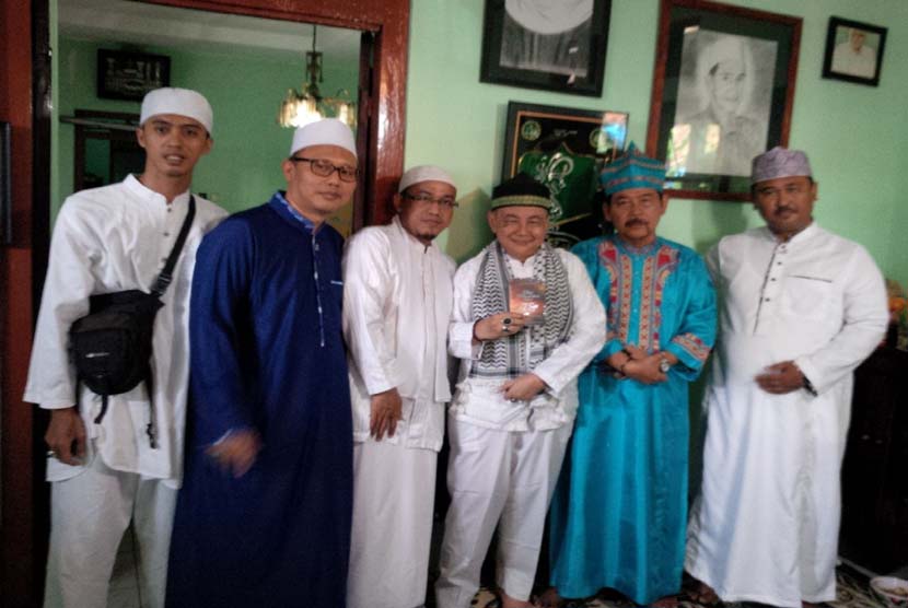 Kiai Gaul, Bang Kubil, Gus Memed, Ustadz Saefulloh, dan KH Muhammad Adnan (dari kanan ke kiri) berfoto bersama menjelang peringatan maulid Nabi Muhammad SAW di Majelis Ta'lim Al-Fakhriya Tanjung Barat, Jakarta Selatan, Jumat (24/12).
