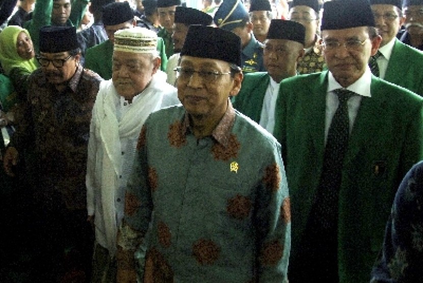 Kiai Idris ketika mendampingi Wapres Boediono. 