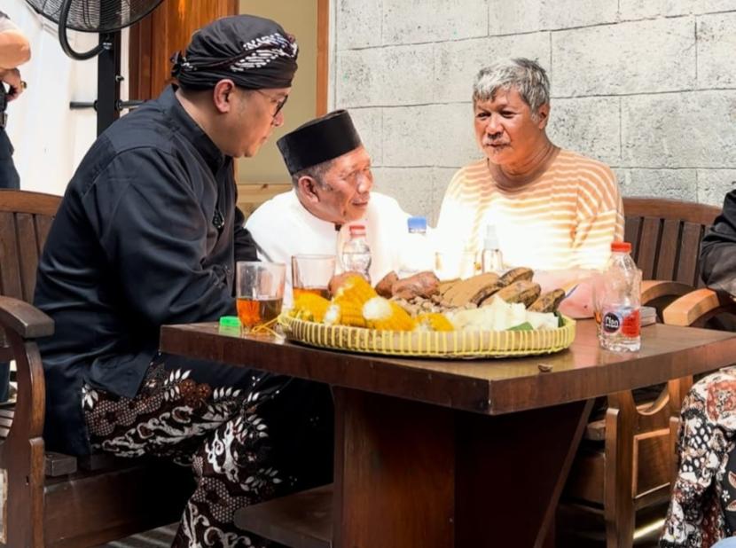 Kiai kharismatik Mbah Latief mendoakan Sudaryono di kawasan Muntilan, Kabupaten Magelang, Jawa Tengah, Rabu (12/6/2024).