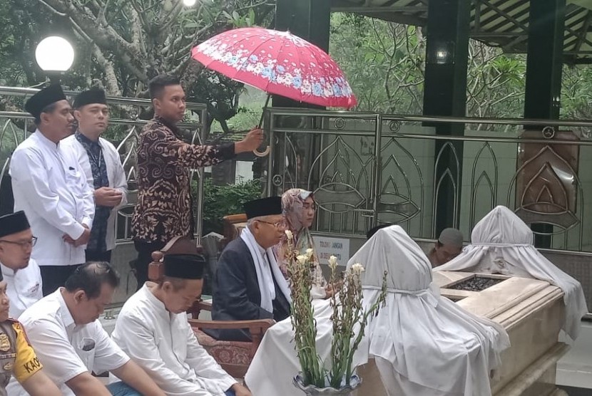 Kiai Ma'ruf saat menziarahi salah satu leluhurnya di Jombang, Jawa Timur, Senin (18/3).