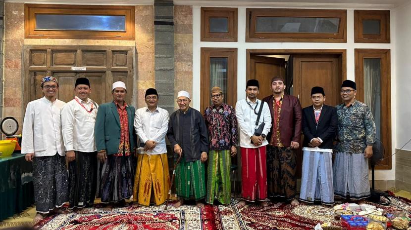 Kiai Mustain Nasoha (kiri) dan para ulama