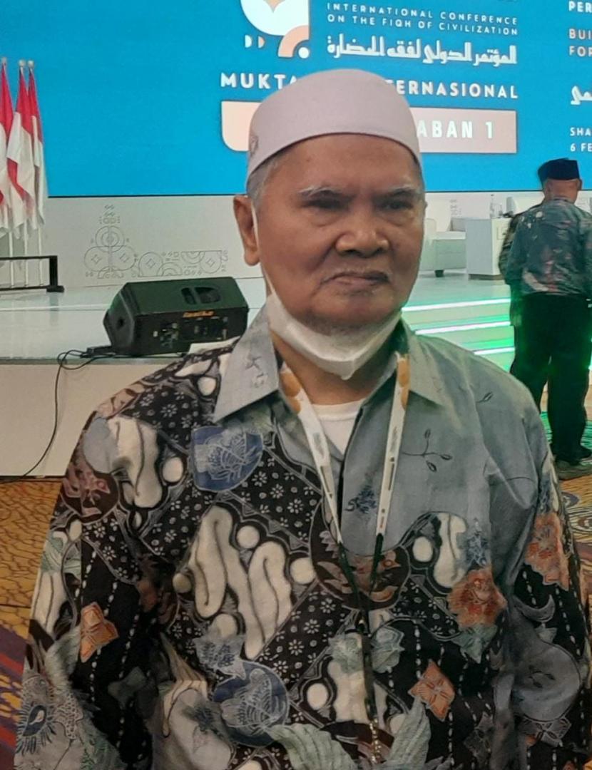 Wakil Rais Aam PBNU yang juga kiai ushuli (ahli ushul fiqih), KH Afifuddin Muhadjir, menjelaskan makna Fikih Peradaban atau Fiqh al-Hadharoh yang diinisiasi Nahdlatul Ulama (NU) di Hotel Shangri-La Surabaya, Jawa Timur, Senin (6/2/2023)..