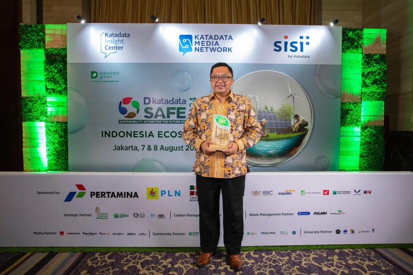 KIC memberikan apresiasi kepada bank bjb berupa Katadata Green Initiative Awards 2024.