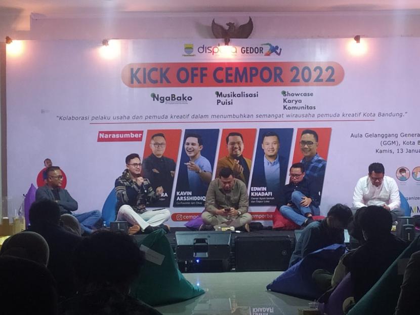 Kick off Cempor 2022 yang diselenggarakan Dinas Pemuda dan Olahraga Kota Bandung bekerja sama dengan Commpass, di aula Gelanggang Generasi Muda (GGM) Kota Bandung, Kamis (13/1). 