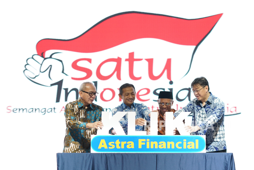 Kick-off Program KLiK Astra Financial yang ditandai dengan peletakan totem huruf ”KLiK” yang diselenggarakan pada Kamis (13/3) di Adora Convention, Medan, Sumatera Utara. Dari kiri ke kanan : Suparno Djasmin – Direktur Astra sekaligus Director In Charge Astra Financial, Khoirul Muttaqien – Kepala OJK Provinsi Sumatera Utara, Adi Wiharto – Ketua Umum Perkumpulan Amal Bakti, Rudy Chen – Direktur Astra sekaligus Director In Charge Astra Financial.