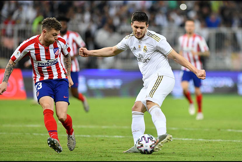 Penyerang Real Madrid Luka Jovic (kanan).