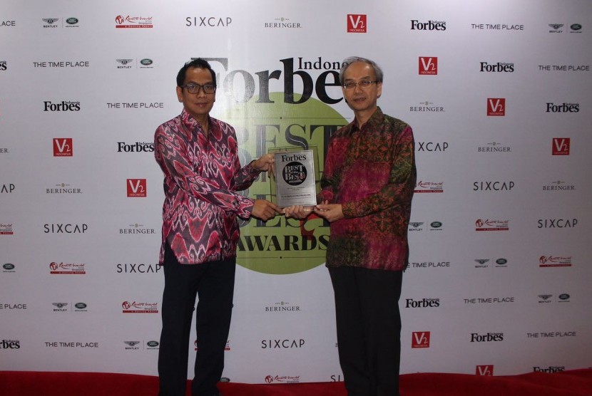Kika : Nur Rachman, Corporate Communication GM Alfamart dan Peter Suryadi, Franchise and Investor Relation Director Alfamart di acara penganugerahan Best of The Best Awards dari majalah Forbes Indonesia di Jakarta, Kamis (20/10).
