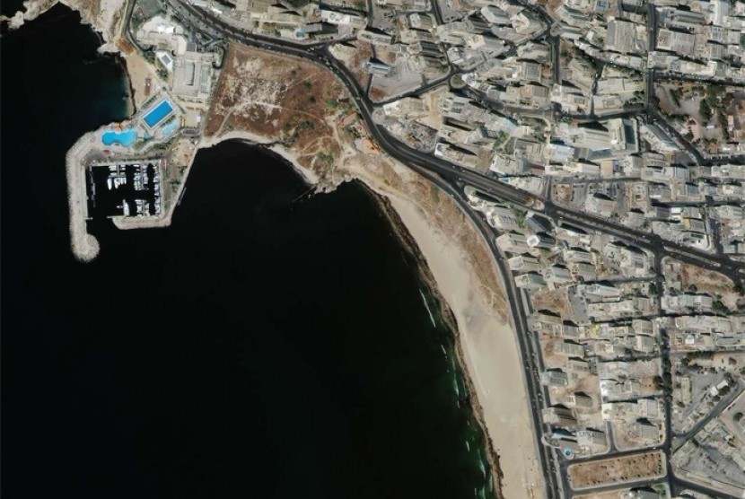 Kilang minyak Lebanon dalam citra satelit IKONOS.