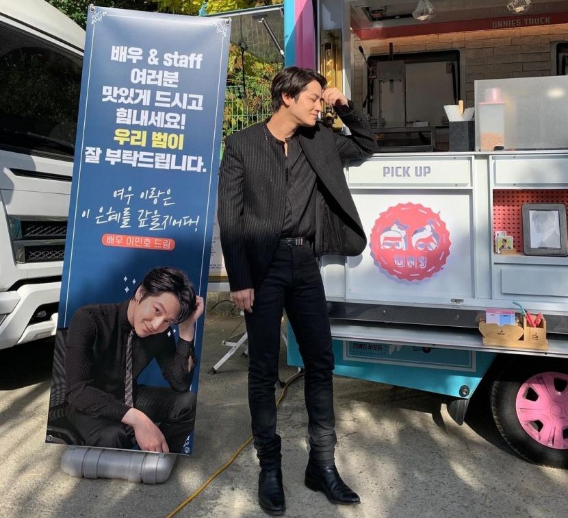 Kim Bum berfoto di samping truk kopi yang dikirimkan oleh Lee Min-ho.