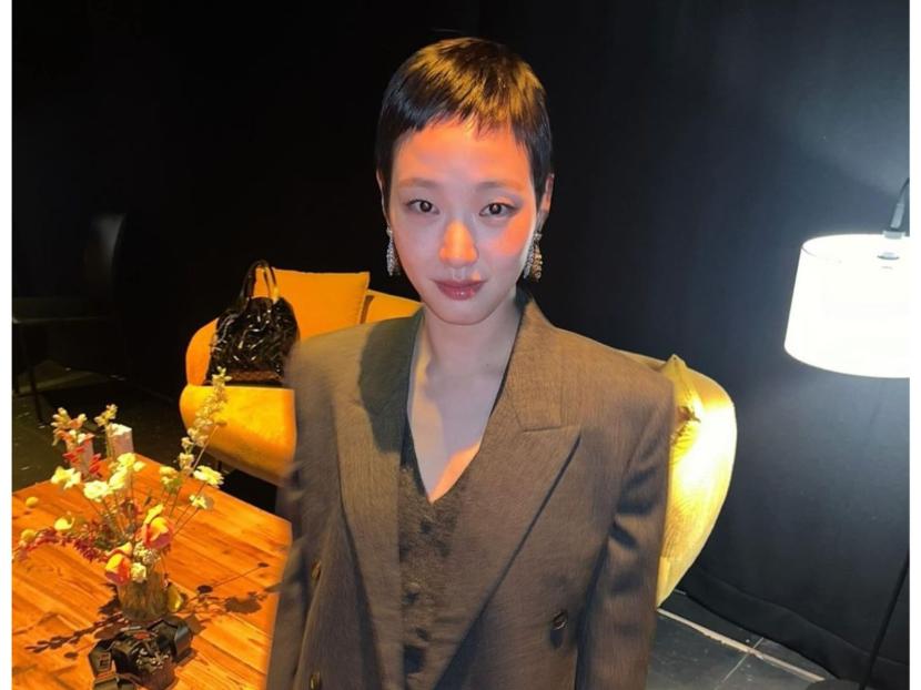 Kim Go-eun dengan potongan rambut barunya bergaya pixie cut. Penggemar duga Kim Go-eun sedang menyiapkan proyek film baru.