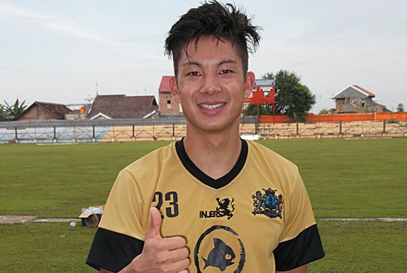 Kim Jeffrey Kurniawan dengan jersey dan logo baru Persema Malang.