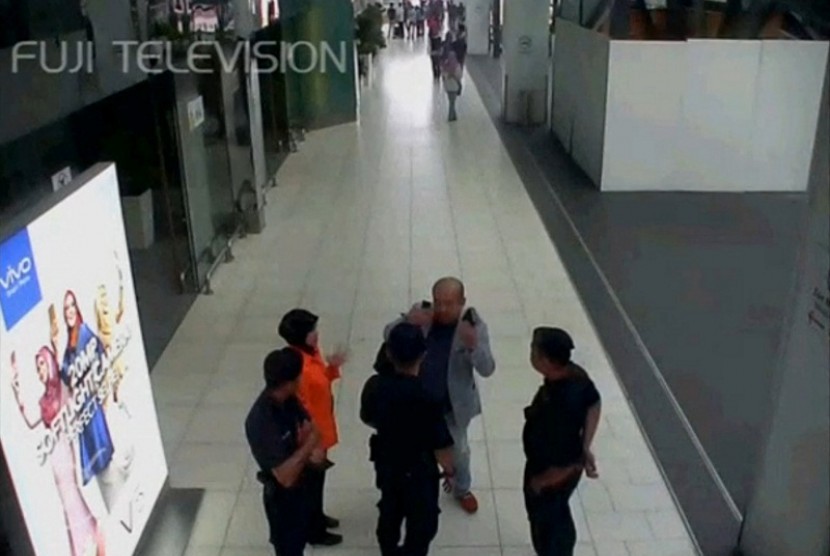 Kim Jong-nam (gray suits) talked to security officer after being attacked with chemical at the departure terminal of the Kuala Lumpur International Airport 2, Sepang region, Selangor Darul Ehsan, February 13.