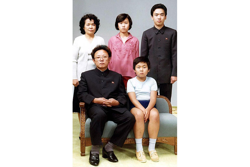 Kim Jong-nam (depan, kanan) duduk di samping ayahnya, pemimpin Korea Utara Kim Jong-il bersama keluarganya dalam foto yang diambil pada 1981.