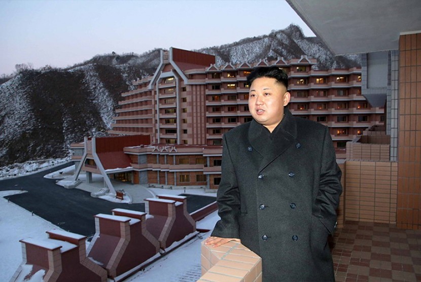 Kim Jong-un dengan latar belakang tampak resor ski Masirkryong