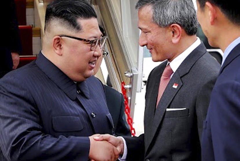 Kim Jong-un disambut Menteri Luar Negeri Singapura Dr Vivian Balakrishnan di Bandara Changi, Ahad (10/6).