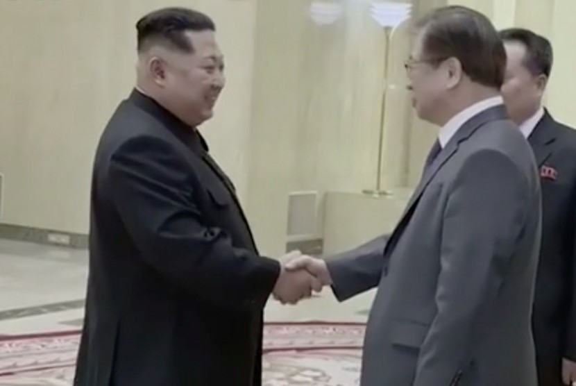 Kim Jong-un (kiri) saat bertemu dengan pejabat Korea Selatan