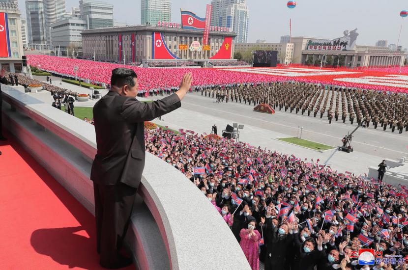 Kim Jong Un menghadiri pertemuan nasional dan prosesi publik di Lapangan Kim Il-sung Pyongyang. Korut merayakan peringatan 110 tahun kelahiran mendiang pendiri negara itu, Kim Il-sung, pada Jumat (15/4/2022).