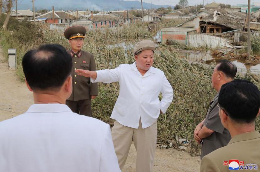 Kim Jong-un mengunjungi desa yang terkena dampak banjir di Provinsi Hwanghae Utara. Ilustrasi.