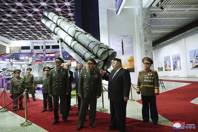 Pemimpin Korut Kim Jong Un dan Menhan Rusia Sergei Shoigu saat melihat rudal balistik di Pyongyang.
