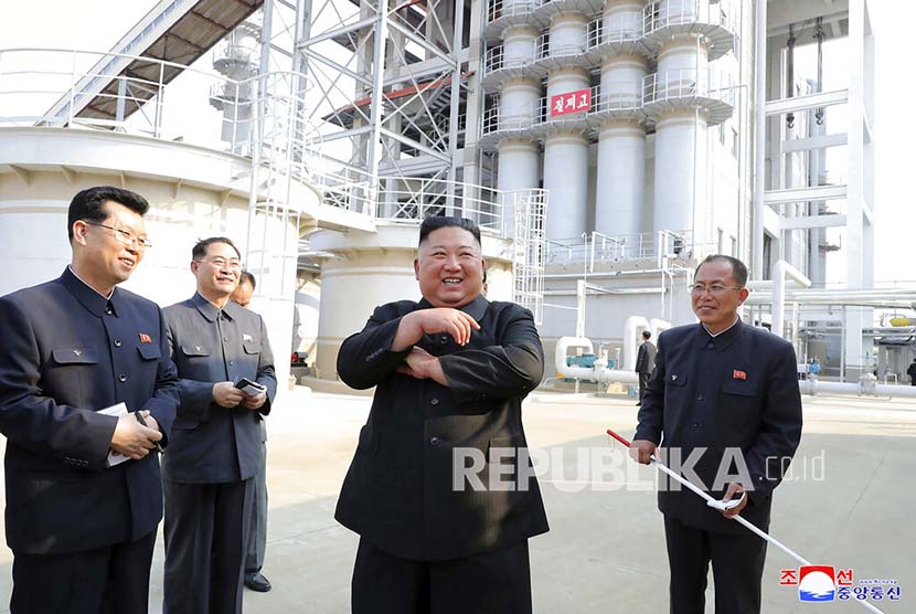  Foto yang dirilis oleh kantor berita KCNA pada Sabtu (2/5), memperlihatkan pemimpin Korea Utara Kim Jong-un tengah menghadiri peresmian pabrik pupuk di Sunchon, Korea Utara.