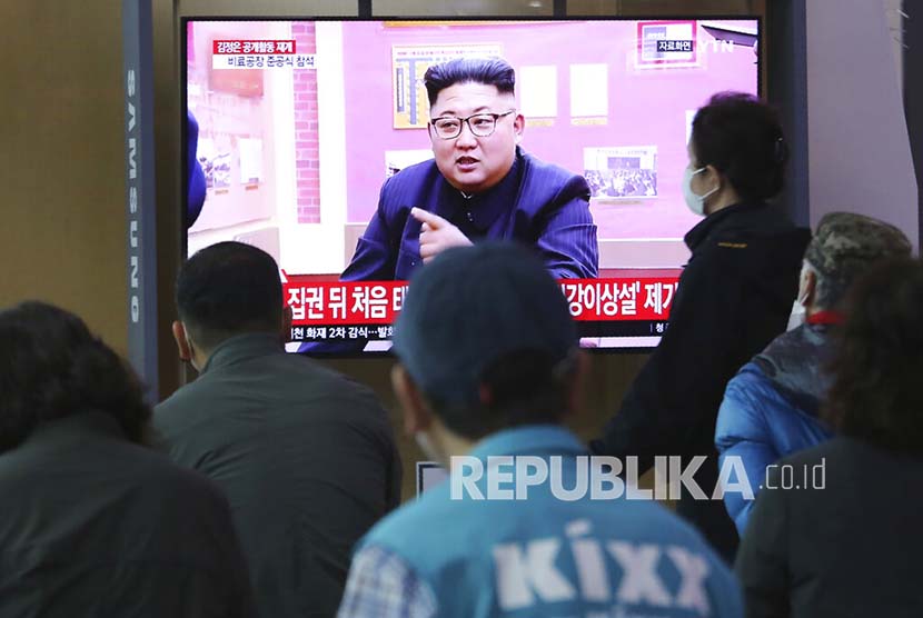  Warga menyaksikan pemimpin Korea Utara Kim Jong Un dalam berita TV di Seoul, Sabtu (2/5).
