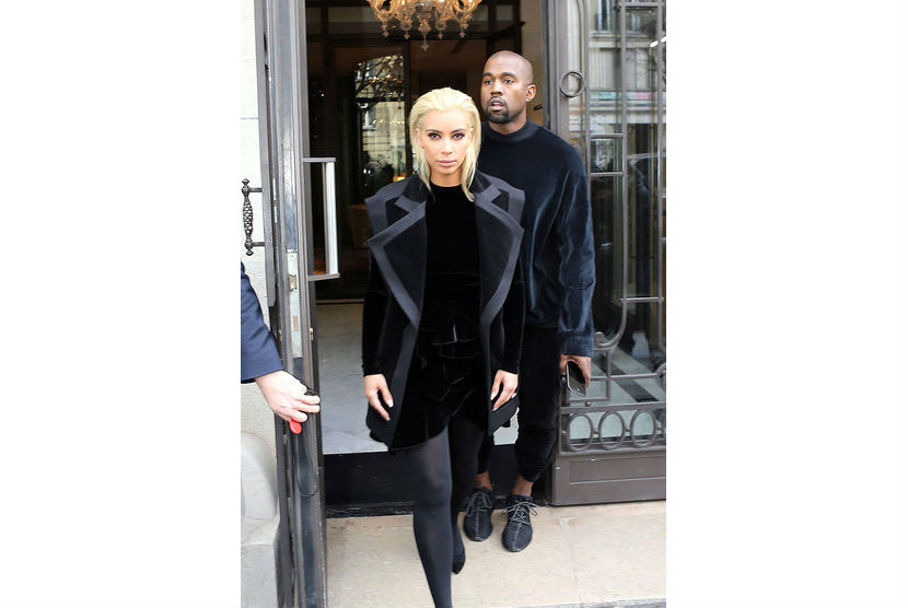 Kim Kardashian berambut pirang untuk Paris Fashion Week.