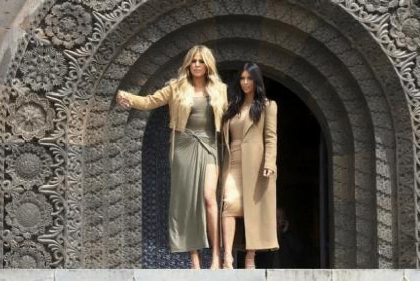 Kim Kardashian bersama saudaranya Khloe Kardashian di sebuah lokasi di Yerevan, Armenia.