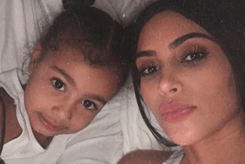 Kim Kardashian dan putrinya North West. 