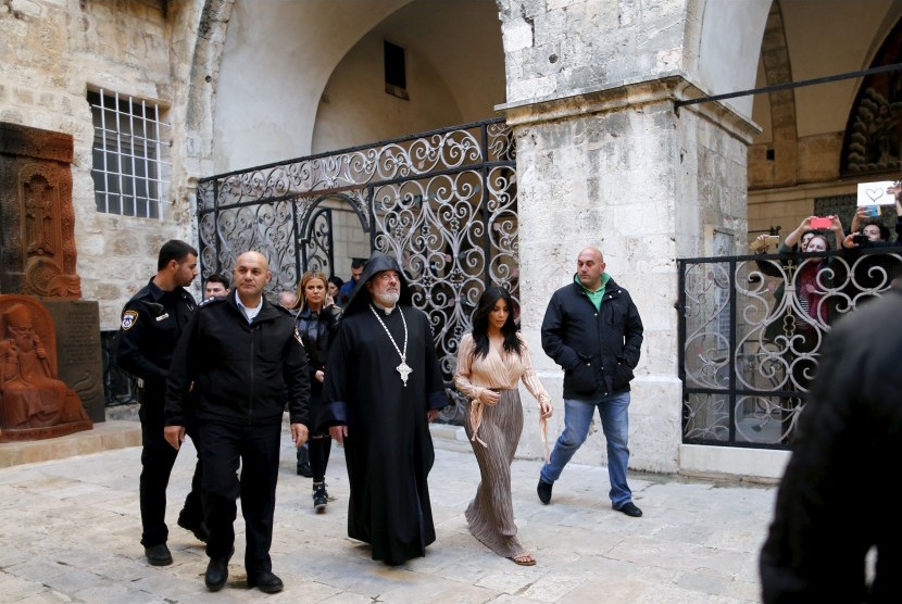 Kim Kardashian keluar dari Katedral St James di Yerusalem, Selasa (14/4).