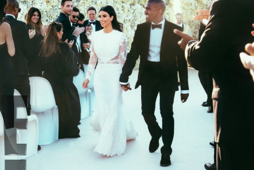 Kim Kardashian mengenakan busana pengantinnya di hari bahagianya bersama Kanye West.