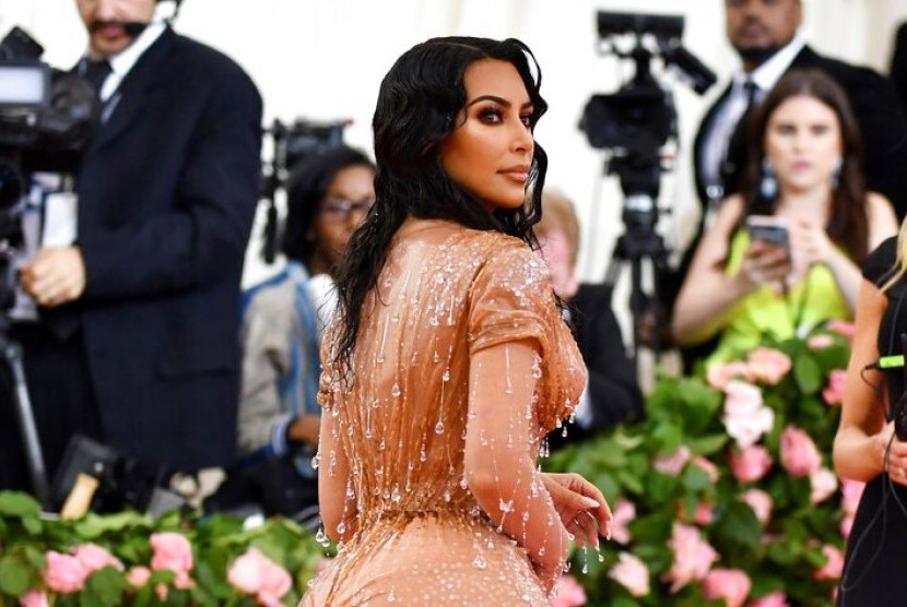 Kim Kardashian pada Met Gala 2019. Perhelatan Met Gala 2020, yang semula dijadwalkan pada Senin (4/5), telah ditunda tanpa batas waktu.
