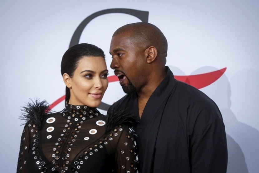 Rapper Kanye West meminta maaf pada istrinya, Kim Kardashian, secara publik (Foto: pasangan Kim Kardashians dan Kanye West)