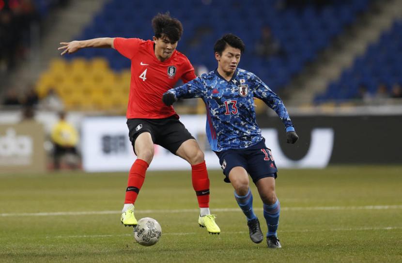 Bek asal Korea Selatan, Kim Min-jae (kiri). Napoli meminang Min-jae pada bursa transfer musim panas 2022 ini.