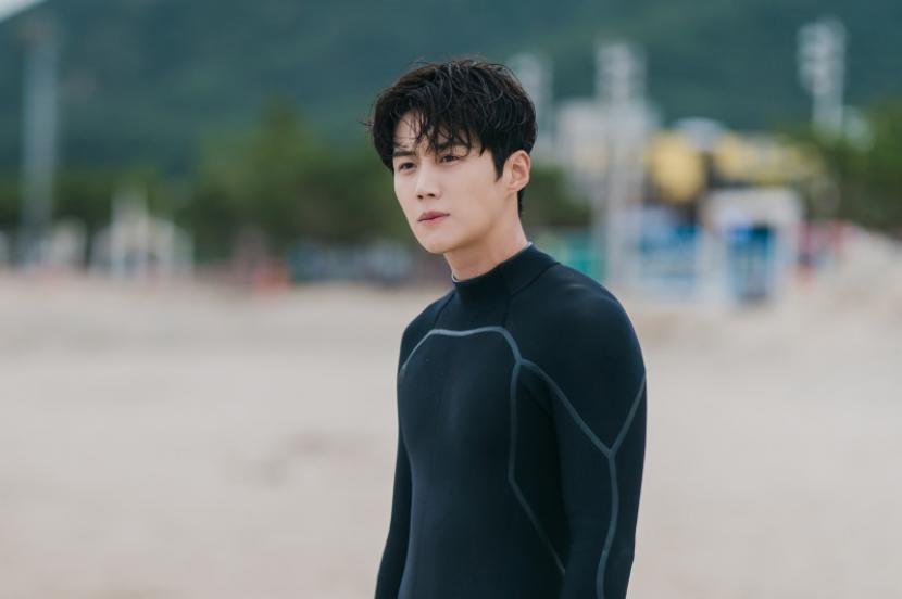 Kim Seon-ho dalam serial Hometown Cha-Cha-Cha. Serial Netflix ini turut meramaikan linimasa Twitter pada 2021, di samping BTS, Vincenzo, hingga Ikatan Cinta.