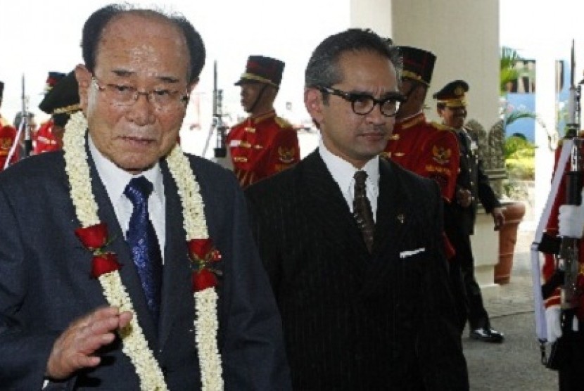 Kim Yong-nam (L), North Korea's president of the Presidium of the Supreme People's Assembly, walks with Indonesian Foreign Minister Marty Natalegawa as he arrives at Soekarno-Hatta airport in Jakarta May 13, 2012. Kim is in Indonesia for a four-day state visit to discuss bilateral relations between the two countries.  