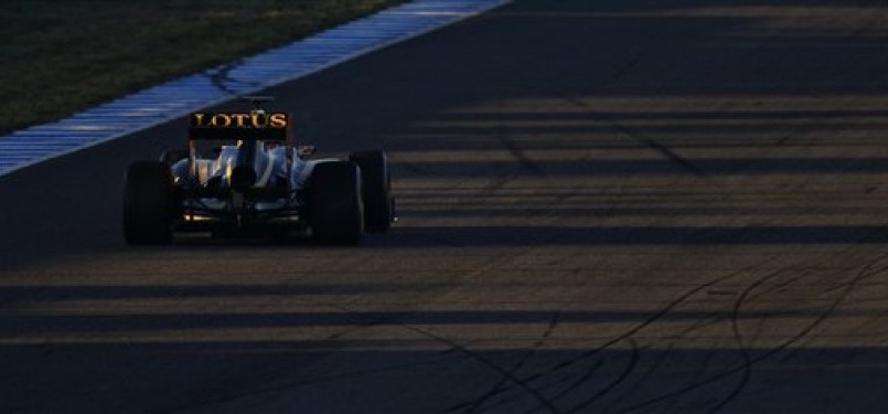 Kimi Raikkonen, pebalap Lotus asal Finlandia, memacu jet darat Formula Satu-nya dalam uji coba pramusim di Sirkuit Jerez, Spanyol, Selasa (7/2). 