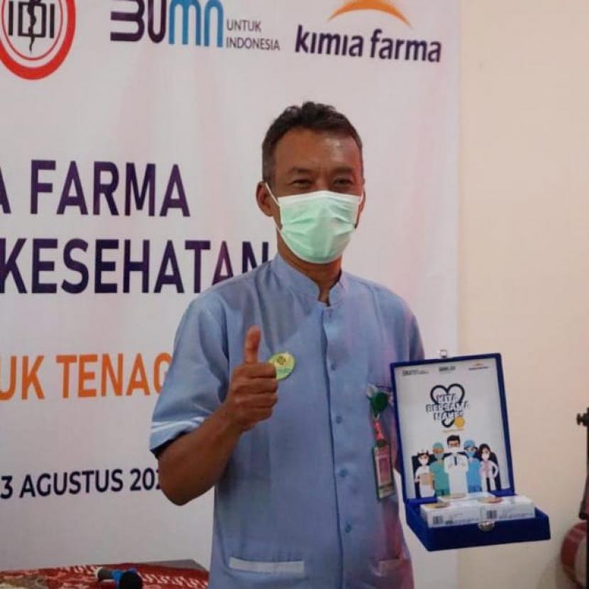  Kimia Farma berkerja sama dengan Ikatan Dokter Indonesia (IDI)  menyerahkan bantuan bagi para nakes di Kabupaten Cirebon dan Indramayu menerima bantuan 15.900 paket Fituno (suplemen makanan untuk membantu daya tahan atau imunitas tubuh), vitamin C, vitamin D3 dan 1.050 kotak masker. 