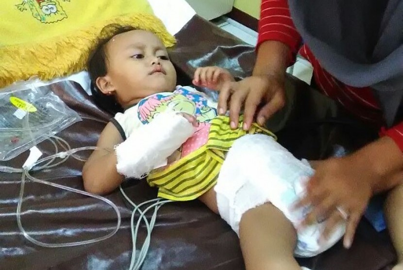 Kinanti tengah terbaring di RSU Garut, Selasa (10/10). Bocah 2,5 tahun mengalami lumpuh layu.