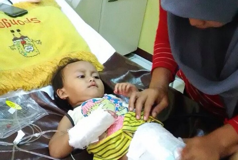 Kinanti tengah terbaring di RSU Garut, Selasa (10/10). Bocah 2,5 tahun mengalami lumpuh layuh.