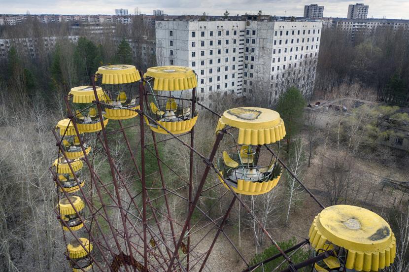  Kincir ria yang ditinggalkan berdiri di taman di kota hantu Pripyat, Ukraina, dekat dengan pembangkit nuklir Chernobyl, pada 15 April 2021. Di antara perkembangan yang paling mengkhawatirkan pada hari yang sudah mengejutkan, ketika Rusia menginvasi Ukraina pada hari Kamis, adalah perang di pembangkit nuklir Chernobyl, di mana radioaktivitas masih bocor dari bencana nuklir terburuk dalam sejarah 36 tahun lalu.