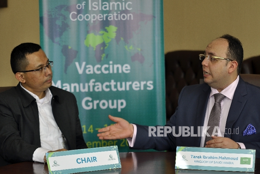 Kindom Of Saudi Arabia Tarek Ibrahim Mahmoud berbincang dengan Corporate Secretary Bio Farma M Rahman Rustan saat konferensi pers di Gedung Biofarma, Jl. Pasteur, Kota Bandung, Senin (14/11). 