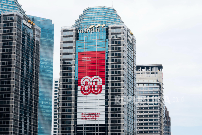 Kinerja keuangan yang solid mengantarkan Bank Mandiri diganjar Best Bank in Indonesia dari Euromoney selama tiga tahun berturut-turut. 