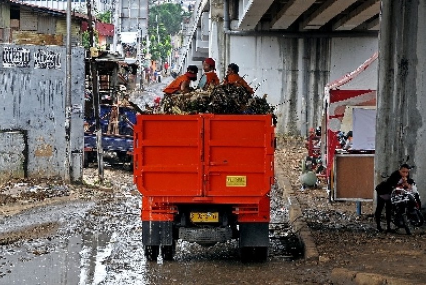 Kinerja petugas kebersihan dipandang masih belum efektif.