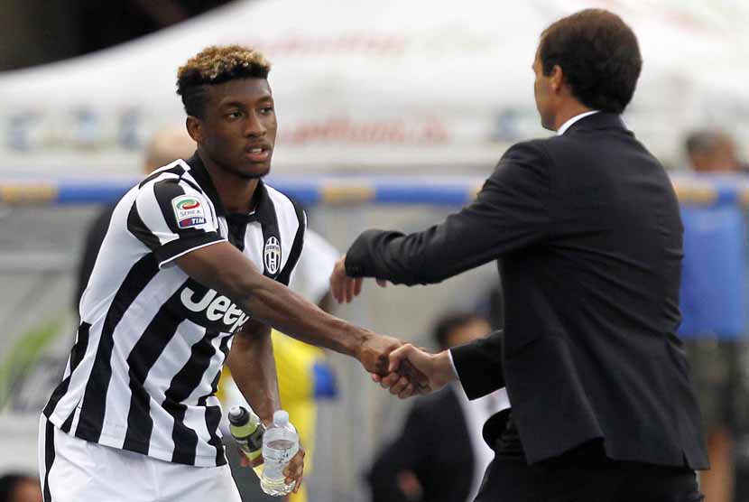 Kingsley Coman (kiri) dan pelatih Massimiliano Allegri dalam laga pembuka Serie A Italia lawan Chievo Verona di Verona pada Sabtu (30/8).